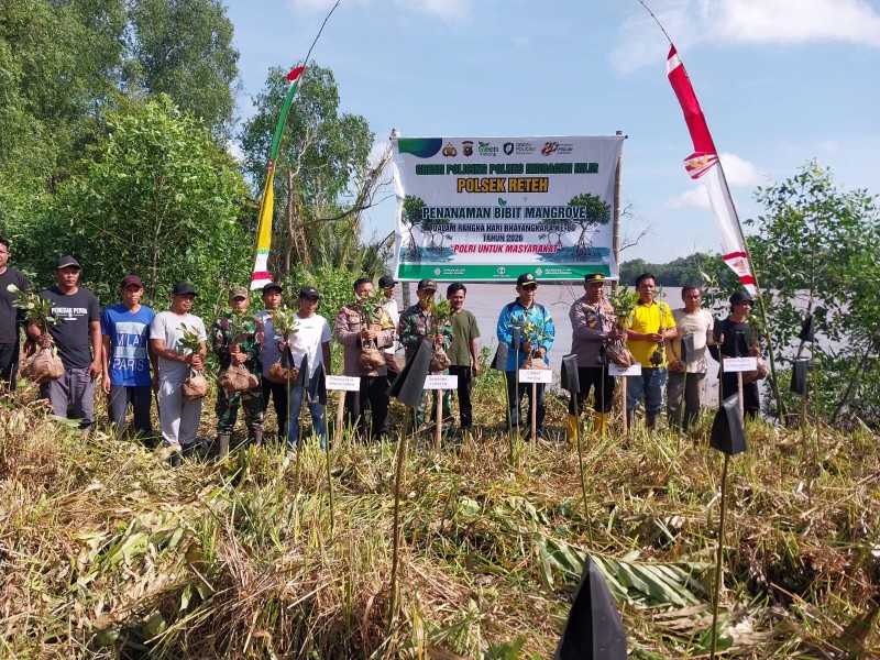 Hari Bhayangkara ke-80, Polsek Reteh Tanam 300 Bibit Mangrove di Pesisir Sungai Undan
