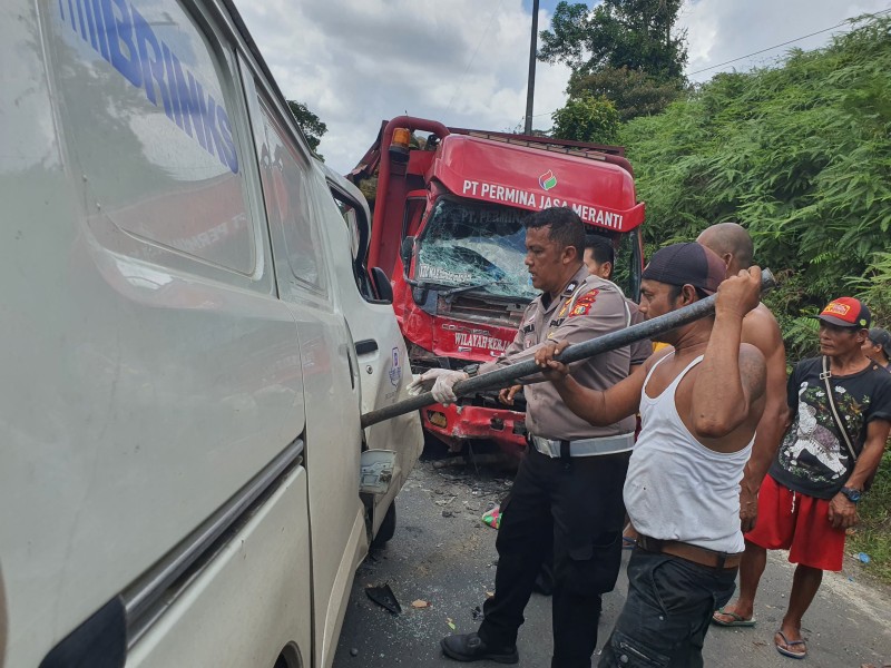 Gran Max Tabrakan Dengan Colt Diesel Pelangsir Gas 3 Kg di Lintas Timur Pelalawan, Dua Luka Berat