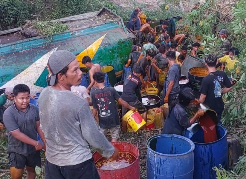 Mobil Tangki CPO Terguling di Tanjakan KM 39 Minas, Muatan Tumpah Jadi Rebutan Warga