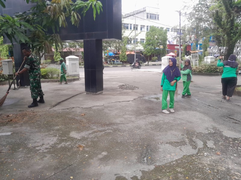 Serka A. Pardosi Pimpin Gotong Royong Pembersihan Taman Motuyoko di Perawang