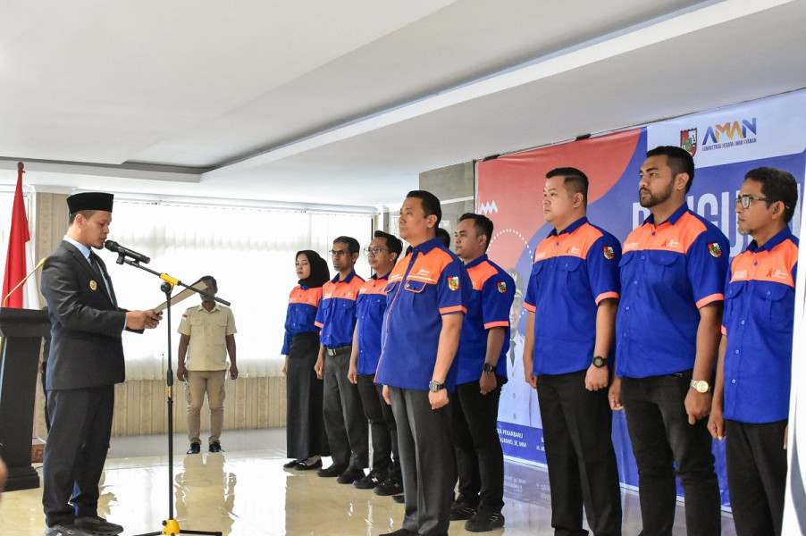 Agung Nugroho Lantik Markarius Anwar Sebagai Ketua KPA Pekanbaru