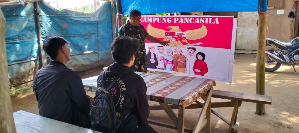 Babinsa Peltu Ramli NST Sosialisasikan Nilai Pancasila di Kampung Perawang Barat