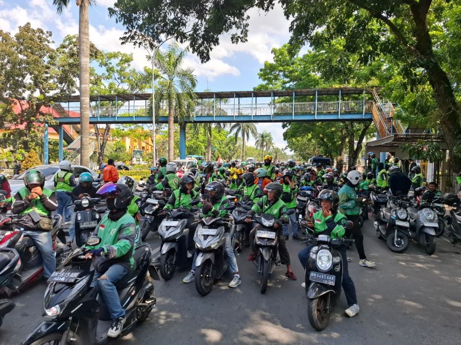 Mahasiswa dan Driver Ojol Konvoi dari Purna MTQ ke Polda Riau
