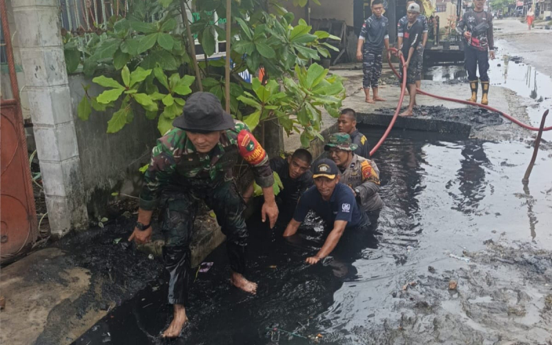 Atasi Genangan Banjir, Babinsa dan Warga Gotong Royong Bersihkan Saluran Air di Buluh Kasap