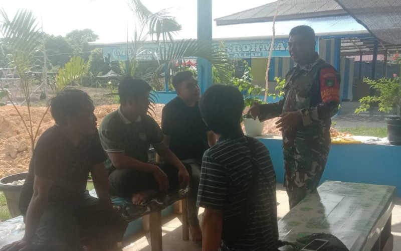 Babinsa Teluk Makmur Ajak Tokoh Masyarakat Perkuat Keamanan Lingkungan dan Awasi Generasi Muda