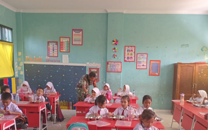 TNI Dukung Program Gizi Anak Sekolah, Babinsa Sukajadi Turun Langsung ke Lapangan