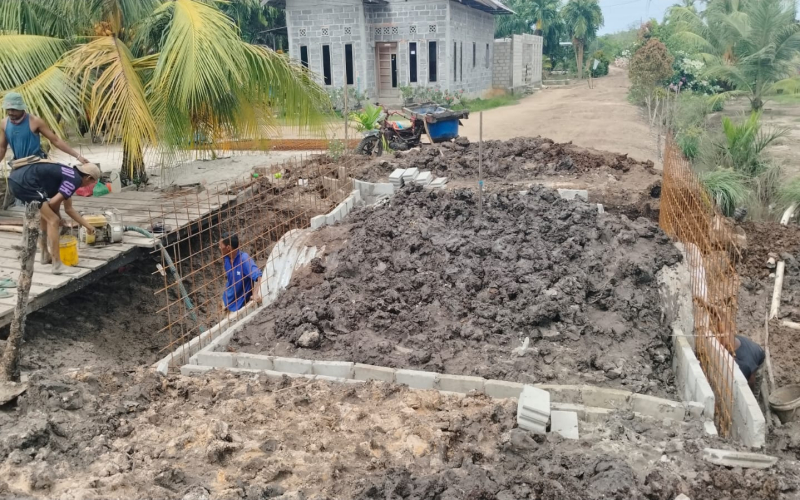 Kemanunggalan TNI dan Rakyat, Kodim Dumai Percepat Pembangunan Jembatan Armco di Lubuk Gaung