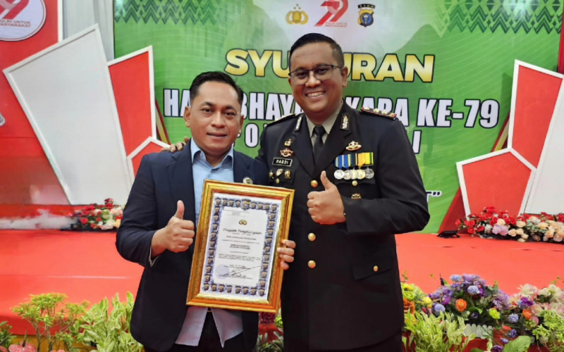 HUT Bhayangkara ke-79, Ketua PWI Dumai Bambang Prayetno Terima Penghargaan dari Polres Dumai