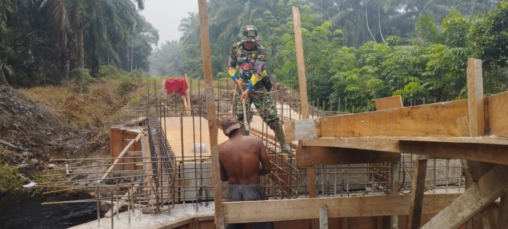 TNI Kodim 0320/Dumai Dampingi Pembangunan Jembatan Beton Tahap VII di Lubuk Gaung