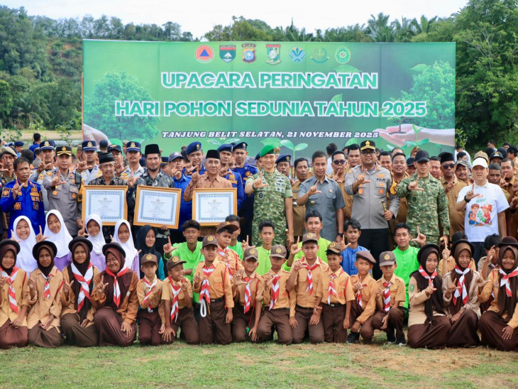 Bupati dan Kapolres Kampar Berikan Penghargaan bagi Tiga Tokoh Penjaga Alam