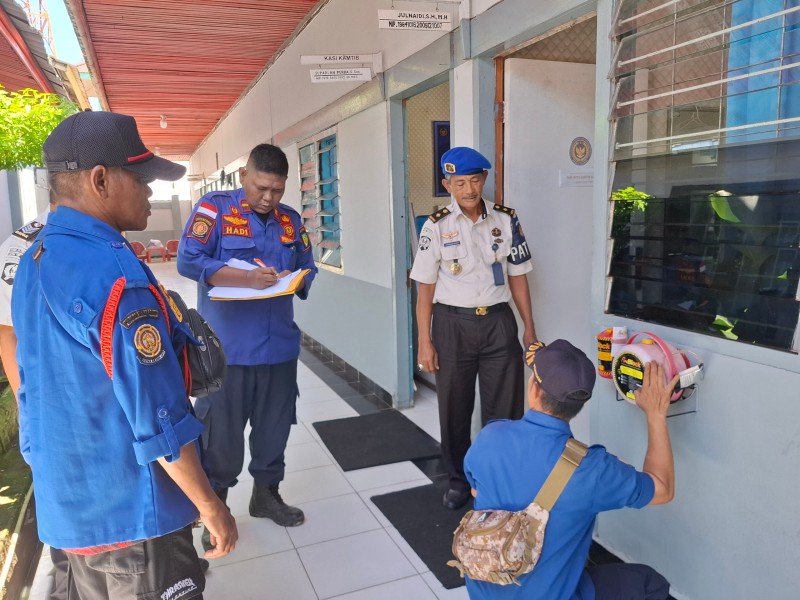 Tingkatkan Keamanan dan Kesiapsiagaan, Lapas Tembilahan Cek APAR Bersama Damkar Inhil