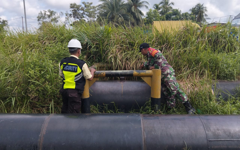 Sisir Area Pipa Minyak PHR, Babinsa Koramil 02 Patroli Keamanan