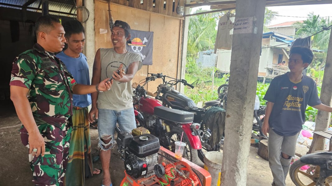 Babinsa Koramil 06/Kateman Rutin Lakukan Pengawasan SDM, Ajak Warga Jaga Lingkungan Tetap Kondusif