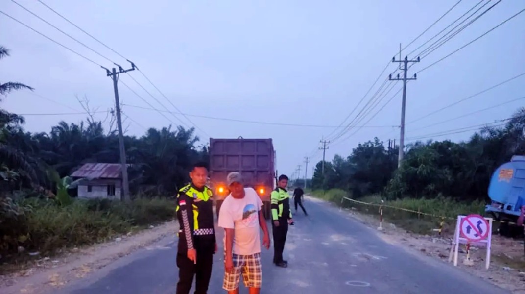 Diduga Rem Blong, Pasutri Pengendara Motor Meregang Nyawa Ditabrak Truk Tangki di Jalintim Pelalawan