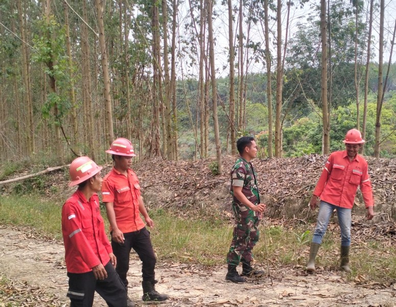 Serda Holmes Pasaribu Bersama Tim Patroli Karhutla Sisir Kampung Olak, Pastikan Wilayah Tetap Aman dari Kebakaran