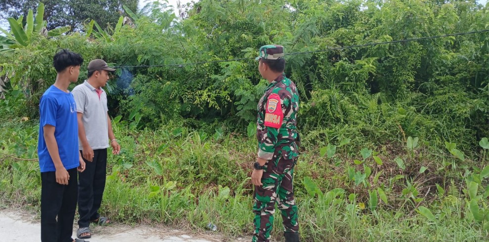 Cegah Kebakaran Lahan, Babinsa Koramil 06/Kateman Laksanakan Patroli dan Sosialisasi Karhutla