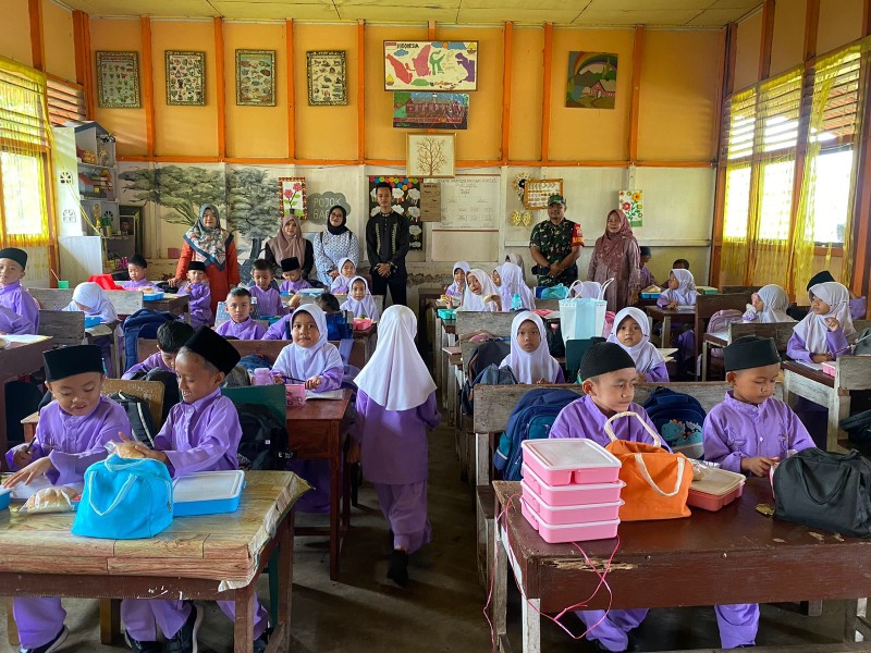 Dukung Peningkatan Gizi Anak, Babinsa Koramil 06/Kateman Kembali Dampingi Kegiatan Makan Bergizi Gratis