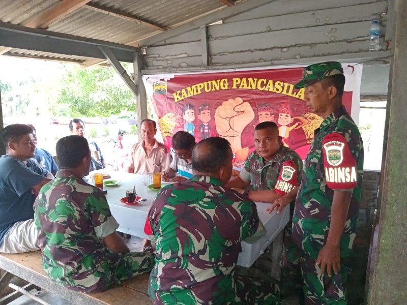 Serka Sri Wahyudi Babinsa Koramil 03/Minas Sosialisasikan Nilai Pancasila di Kampung Pancasila - Minas Jaya