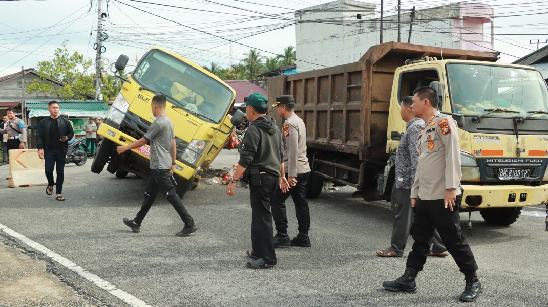 Evakuasi Dump Truk Sampah Amblas Bupati Bersama Polres Gerak Cepat