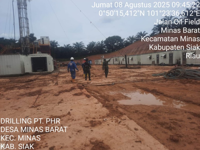 Babinsa Serda Heppy Setiawan dan Serda Haris Sandya Pratama Laksanakan Patroli di Lokasi Drilling PT PHR Minas Rig BDSI#27, Situasi Aman