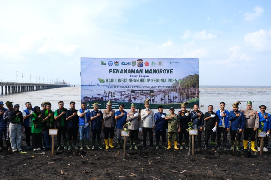Peringati Hari Lingkungan Hidup Sedunia, PeHR dan Polres Dumai Tanam Mangrove Bersama Kapolda Riau