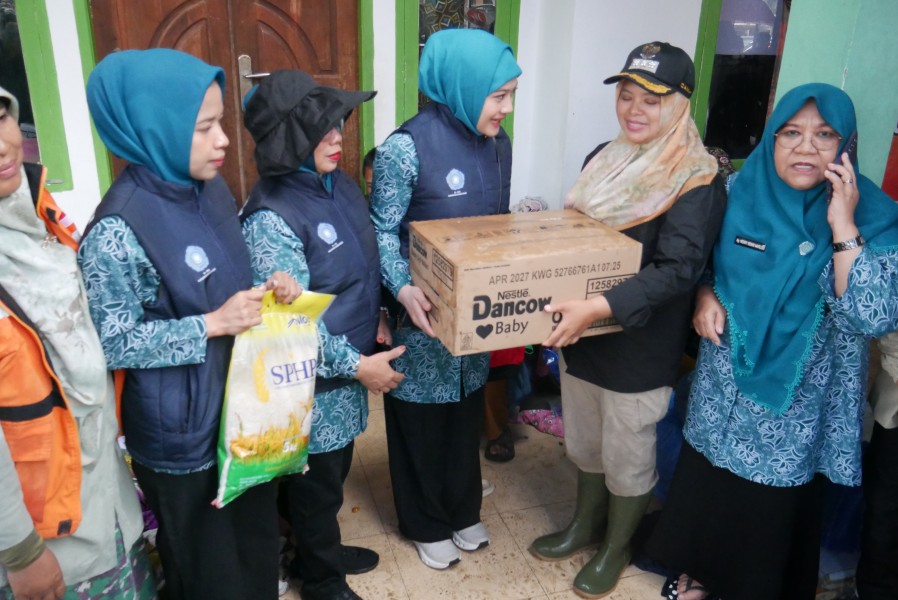 Di Tengah Hujan dan Longsor, TP PKK Rohil Salurkan Bantuan ke Korban Bencana Malalak