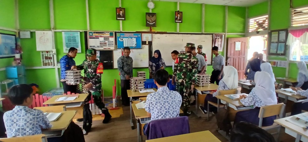 Babinsa Koramil 06/Kateman Kembali Dampingi Kegiatan Makan Sehat Bergizi di Sekolah