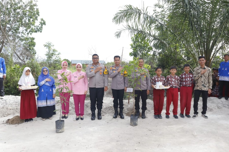 Ketua Bhayangkari 'Sentuh Hati' Siswa SD Kualu, Kapolres Kampar: 'Pendidikan Prioritas Utama!'