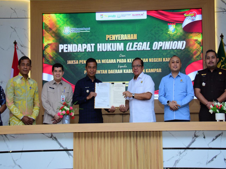 Bupati Ahmad Yuzar Terima Penghargaan dari Kejari Kampar
