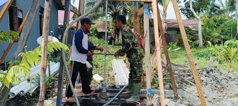 Masyarakat Sulit Air, Babinsa Koramil 06/Kateman Turun Bantu Pembangunan Sumur Bor