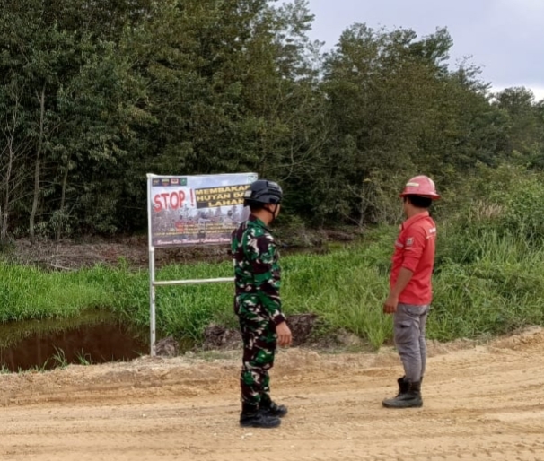 Serda Holmes Pasaribu Gelar Patroli Karhutla di Sungai Mandau, Antisipasi Kebakaran Hutan dan Lahan