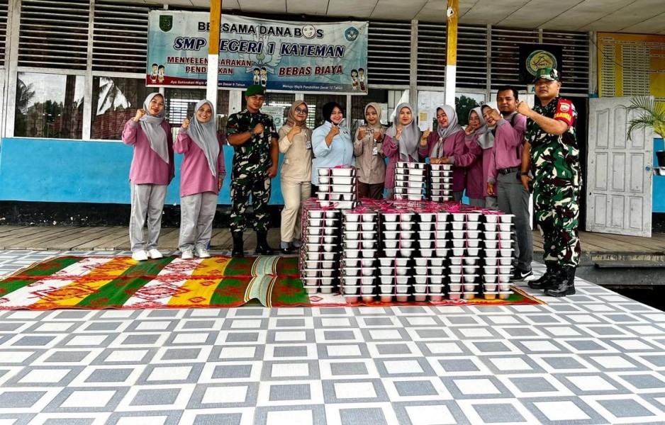 Dukung Peningkatan Gizi Anak, Babinsa Koramil 06/Kateman Kembali Dampingi Kegiatan Makan Sehat Bergizi di Sekolah