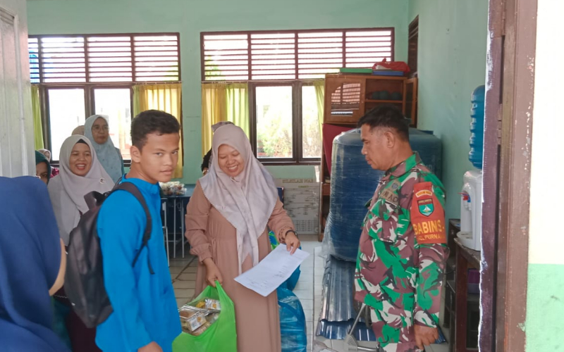 Babinsa Koramil 01 Dumai Kawal Pembagian Makanan Bergizi di SMAN Binsus dan SMPN 7 Dumai
