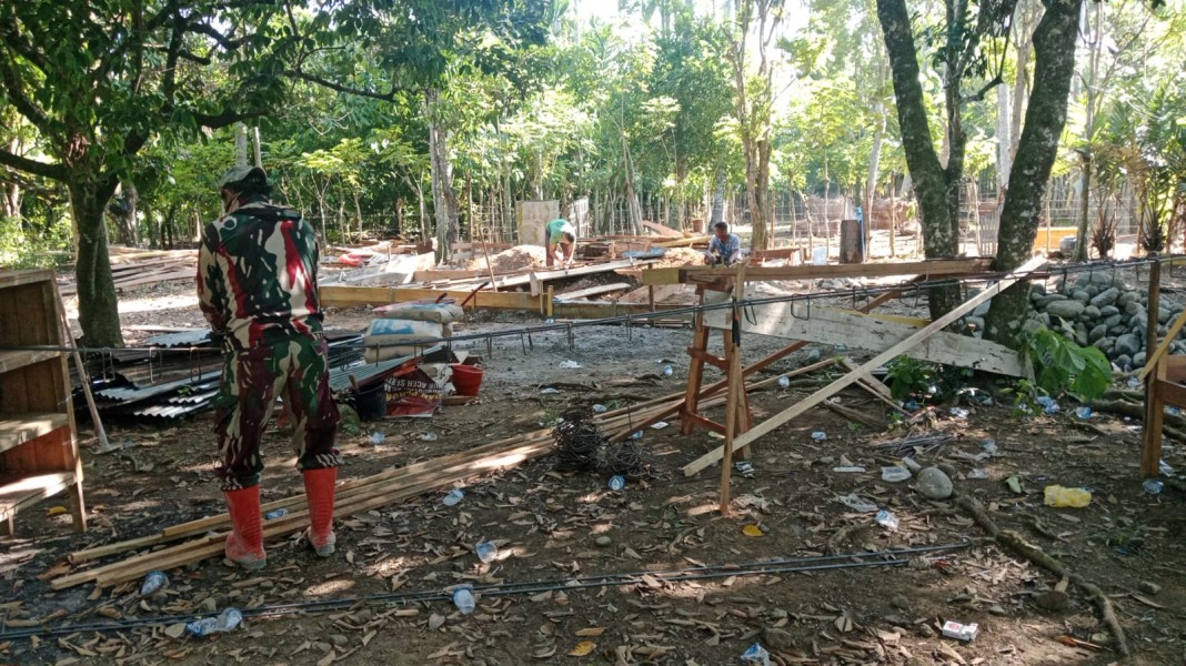 Semangat Tak Pernah Surut, Satgas TMMD Ke-129 Kodim 0102/Pidie Kebut Perakitan Bekisting dan Besi Pondasi RTLH