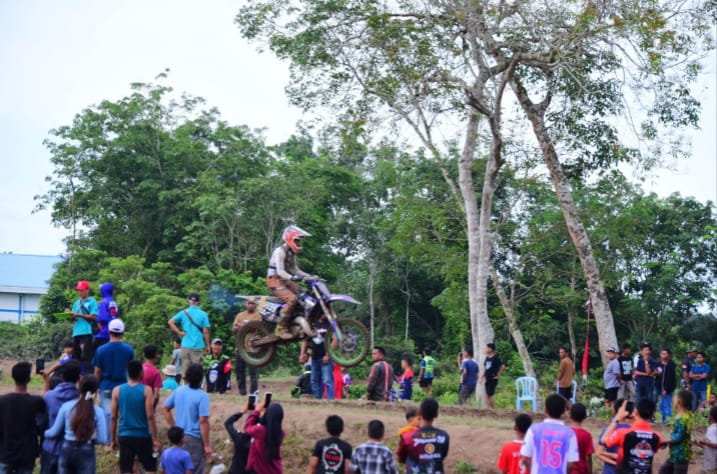 Mori Okura Sabet Juara Umum Grasstrack Motorcross Piala Danramil 01/Bengkalis
