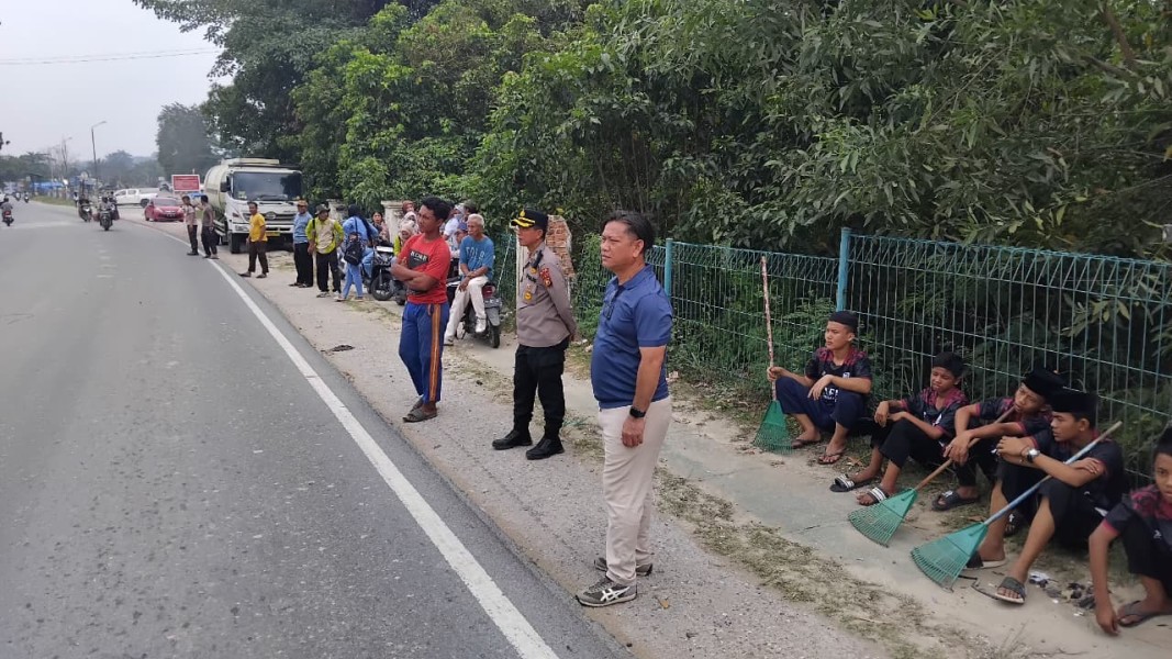 Jelang Hari Jadi Ke-31 Kecamatan Minas, Kapolsek Kompol Syahrizal Pimpin Aksi Bersih-Bersih di Jalan Yos Sudarso