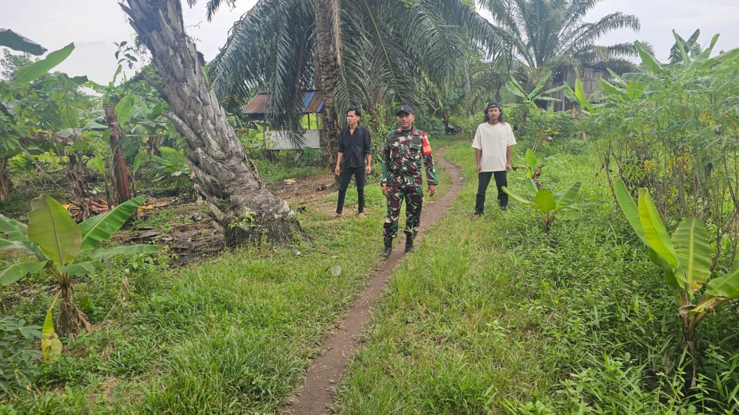Cegah Karhutla, Babinsa Koramil 06/Kateman Patroli Tapal Batas di Wilayah Desa Air Tawar