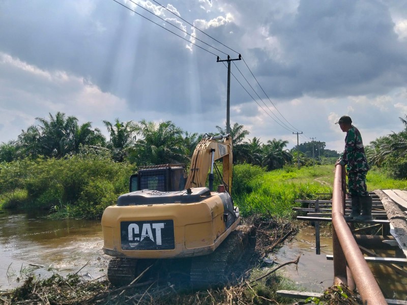 Rancang Tumpuan Gambangan, Satgas Tmmd Kodim 0313/KPR Siapkan Perlintasan Alat Berat di Jembatan T. Tahal