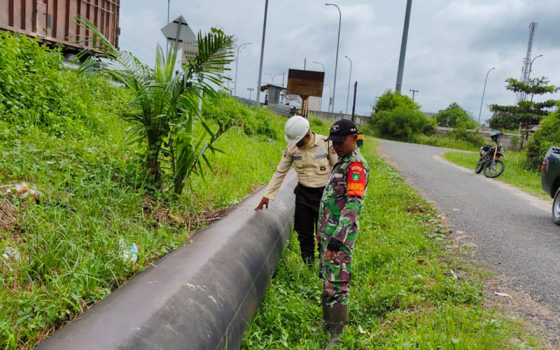 Perkuat Pengamanan Objek Vital, Babinsa Dumai Patroli dan Sosialisasi Jalur Pipa