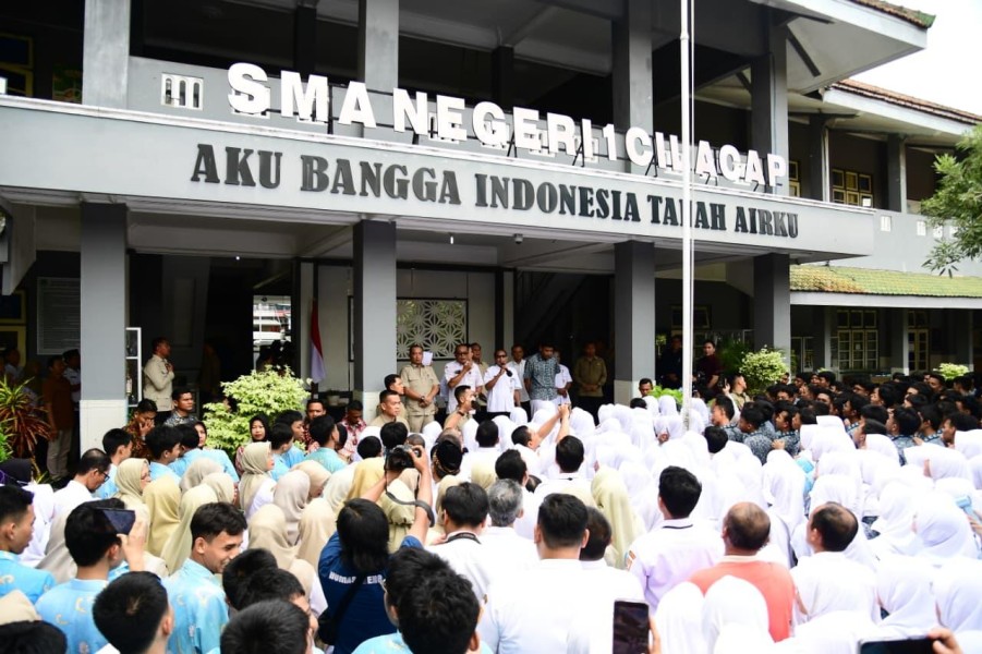 Prabowo Tinjau Renovasi SMAN 1 Cilacap, Targetkan Semua Sekolah di Indonesia Diperbaiki