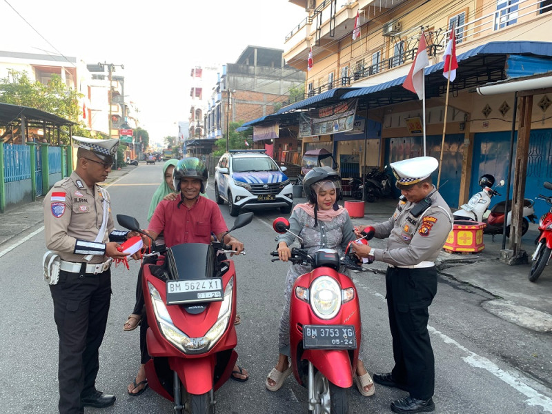 Jelang HUT RI ke-80, Polres Meranti Bagikan Bendera Merah Putih Untuk masyarakat