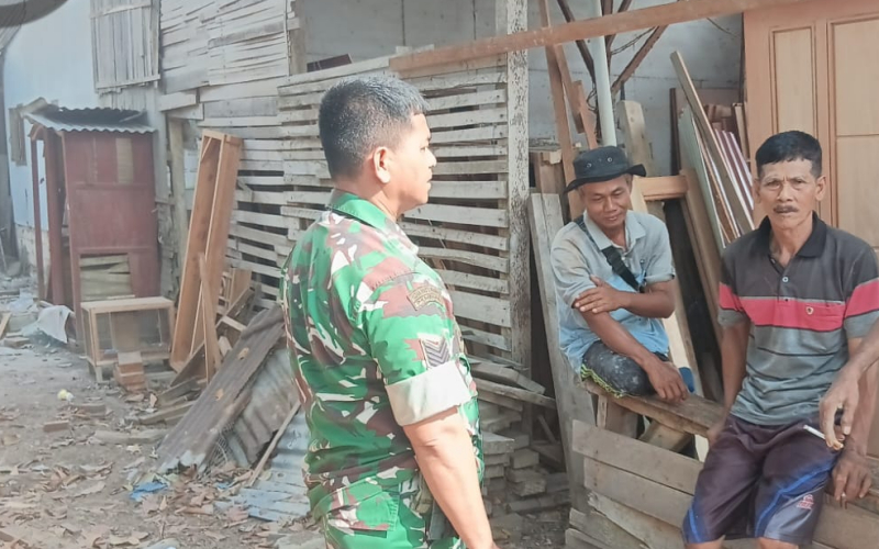 Perkuat Pencegahan Karhutla, Babinsa Koramil 02/Bukit Kapur Sosialisasikan Bahaya Bakar Lahan