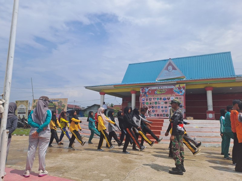 Sukseskan HUT RI ke-80 Tingkat Kecamatan Kateman, Babinsa Koramil 06/Kateman Latih Calon Paskibraka