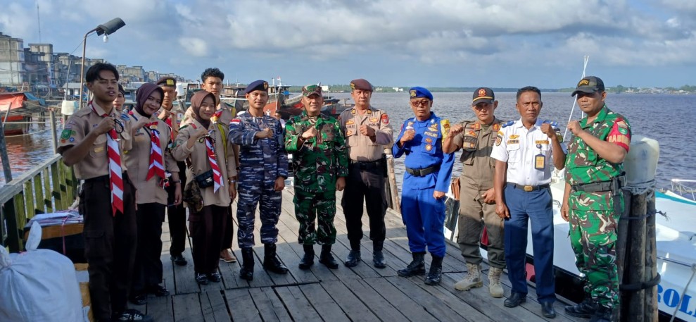 Personel Koramil 06/Kateman Bersama Tim Gabungan Amankan Nataru di Pelabuhan Sungai Guntung