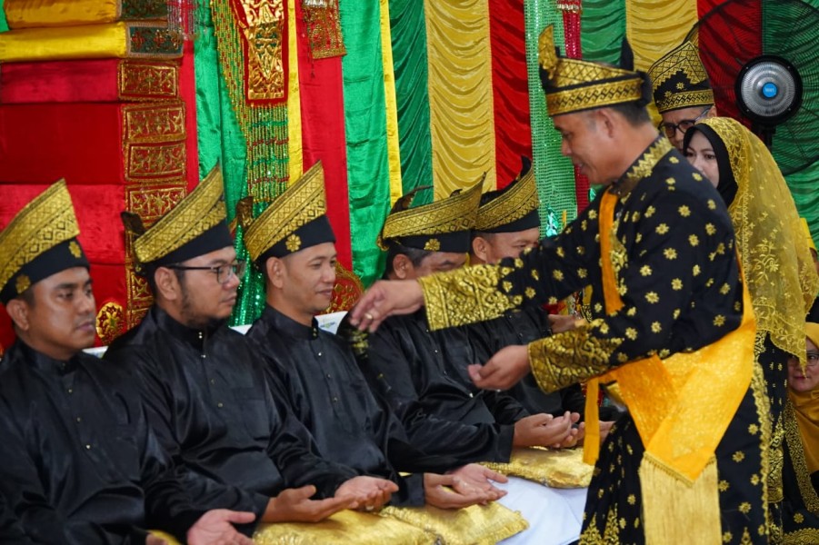 Dandim 0314/Inhil Terima Prosesi Adat Tepuk Tepung Tawar dari LAMR Inhil