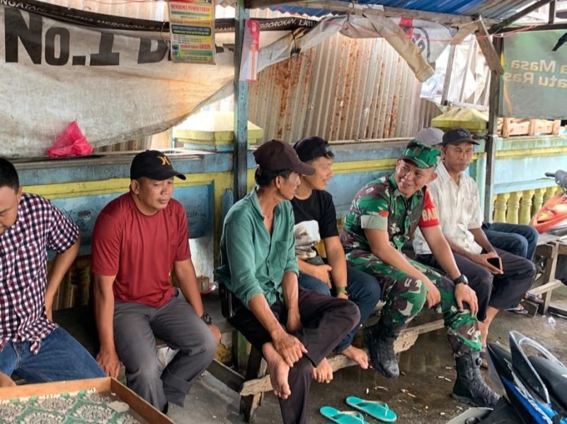 Babinsa Koramil 06/Kateman Laksanakan Komsos di Desa Tanjung Raja, Bahas Perekonomian dan Isu Menonjol