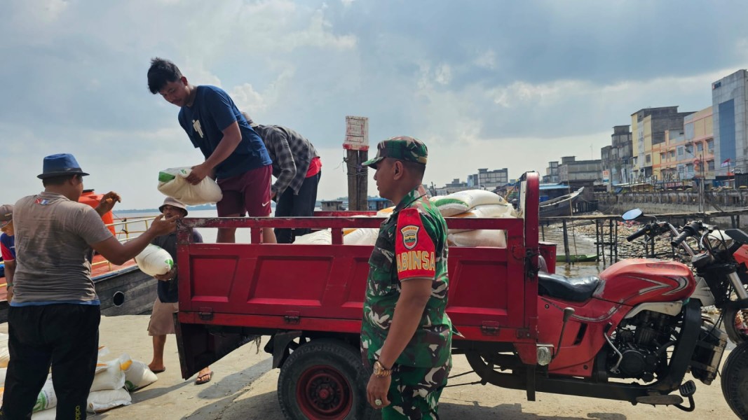 Babinsa Koramil 06/Kateman Amankan Pendistribusian Bantuan Beras Pemerintah di Pelabuhan Sungai Guntung