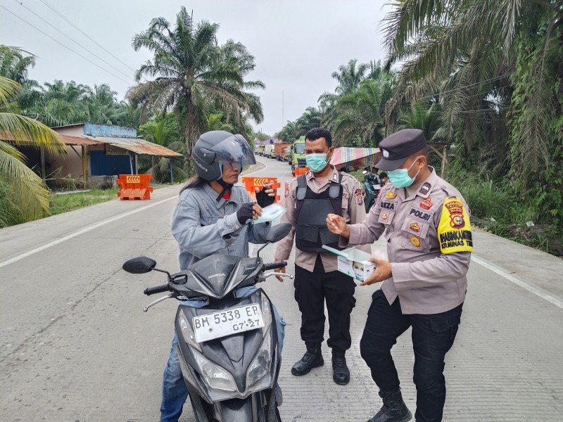 Polsek Minas Bagikan 100 Masker kepada Warga di Simpang Perawang Minas, Antisipasi Dampak Kabut Asap