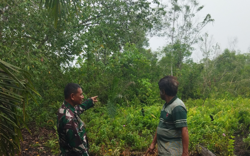 Babinsa Koramil 01/Dumai Patroli Karhutla dan Sosialisasikan Pencegahan Banjir di Bukit Datuk
