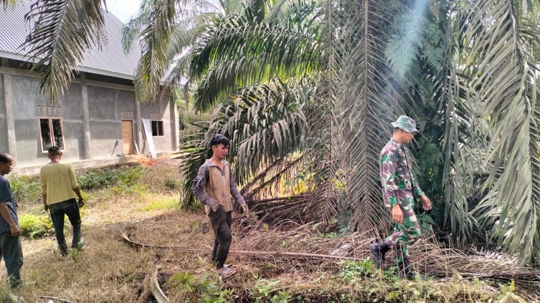 Babinsa Serda Holmes Pasaribu Laksanakan Patroli Karhutla di Olak, Sungai Mandau